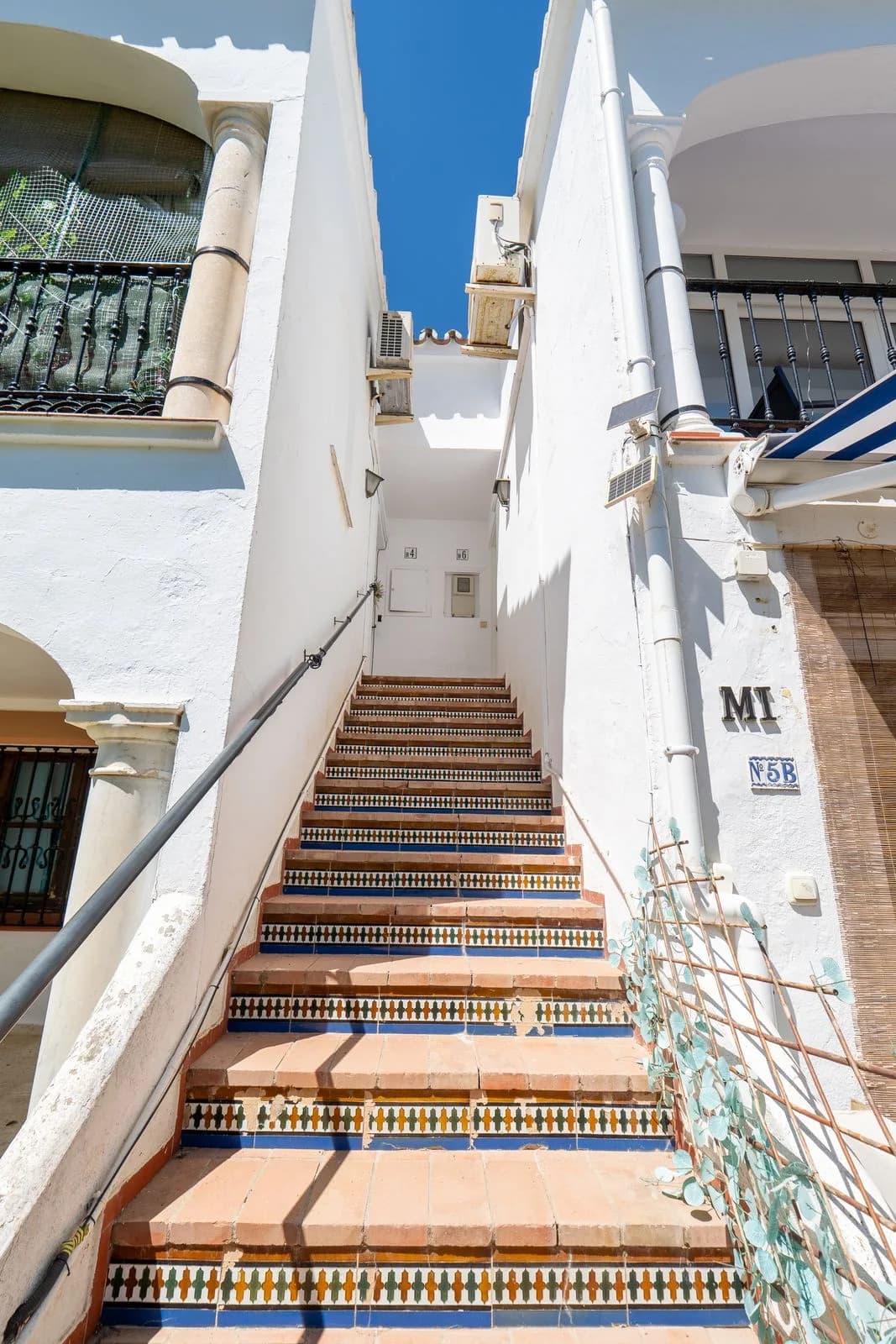1 Bedroom Top Floor Apartment for Sale in El Paraiso, Málaga - Image 4