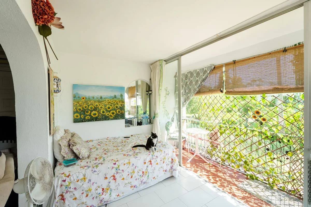 1 Bedroom Top Floor Apartment for Sale in El Paraiso, Málaga - Image 6