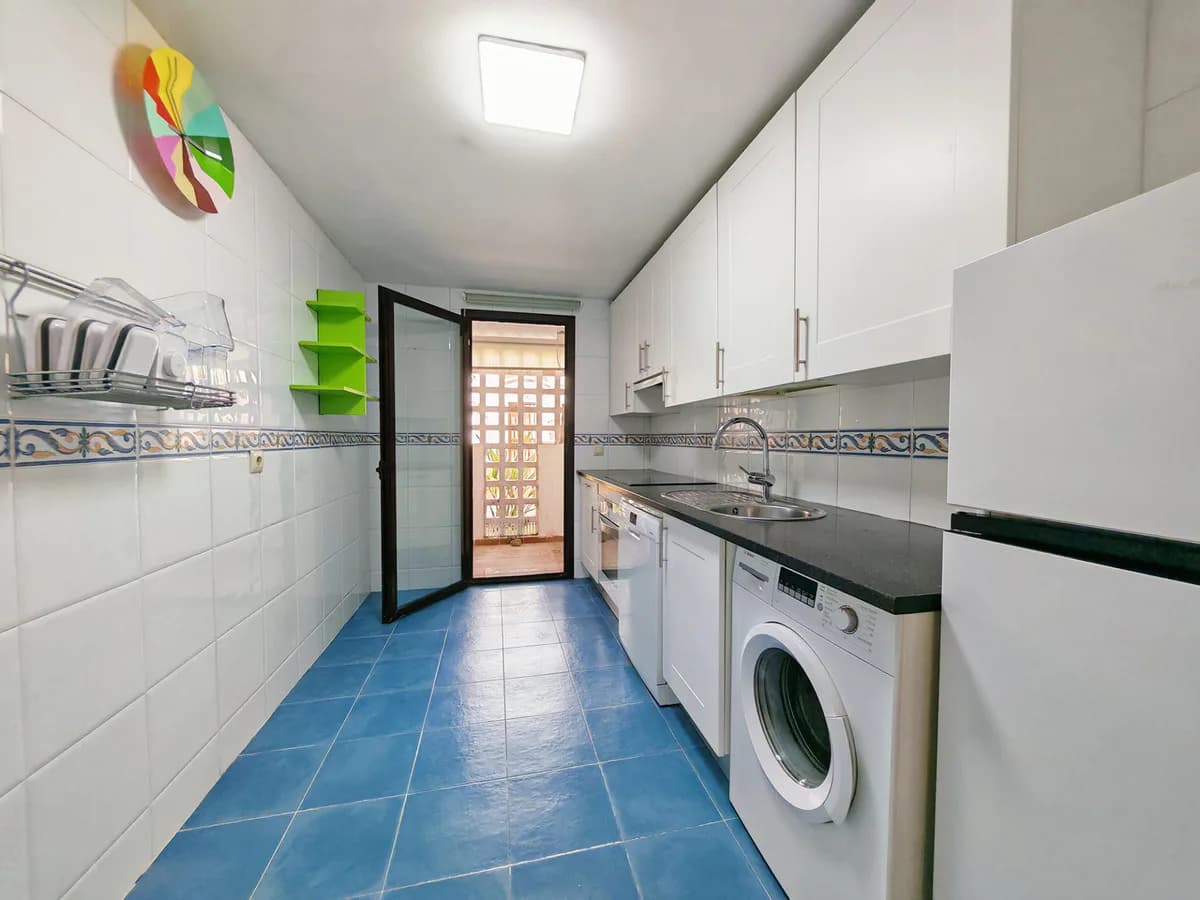 2 Bedroom Middle Floor Apartment for Sale in Nueva Andalucía, Málaga - Image 5