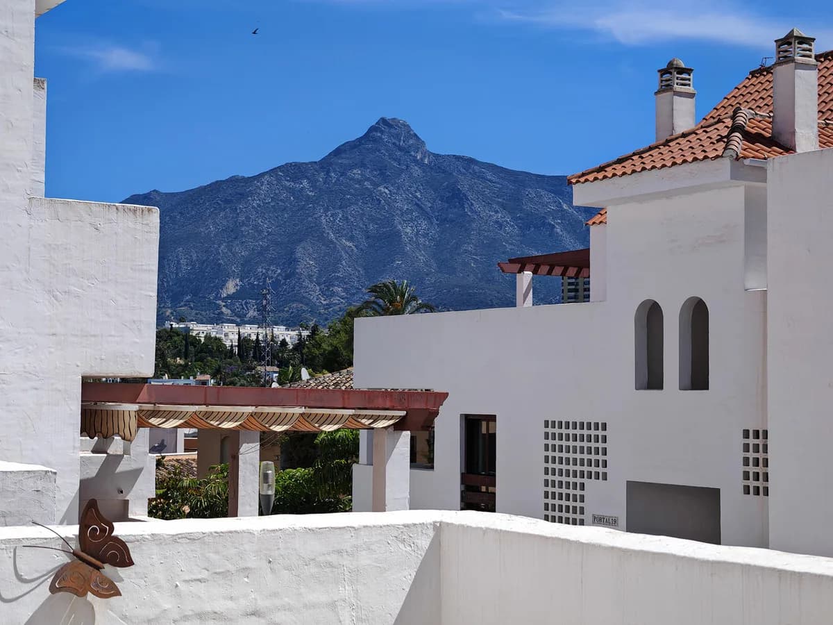 2 Bedroom Middle Floor Apartment for Sale in Nueva Andalucía, Málaga - Image 8