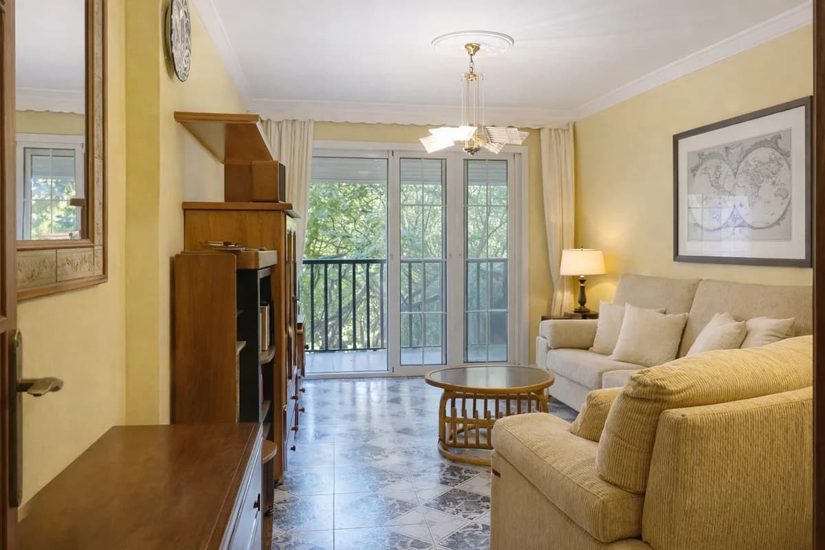 3 Bedroom Middle Floor Apartment for Sale in Estepona, Málaga - Image 4