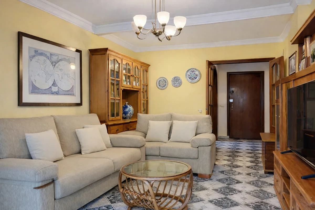 3 Bedroom Middle Floor Apartment for Sale in Estepona, Málaga - Image 5