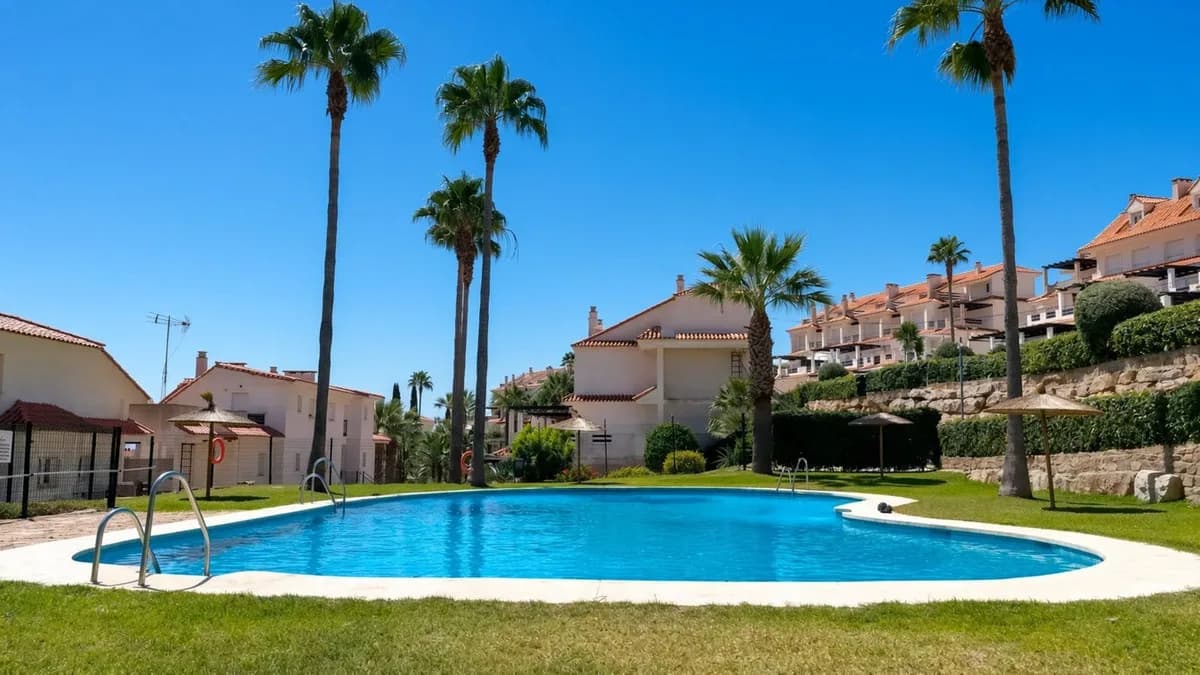 2 Bedroom Middle Floor Apartment for Sale in La Duquesa, Málaga