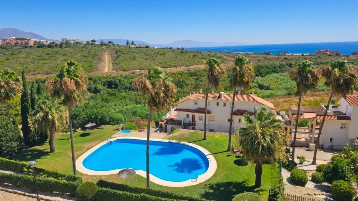2 Bedroom Middle Floor Apartment for Sale in La Duquesa, Málaga - Image 2