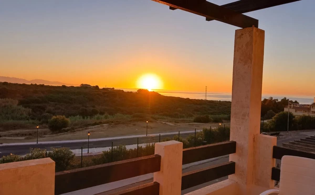 2 Bedroom Middle Floor Apartment for Sale in La Duquesa, Málaga - Image 4