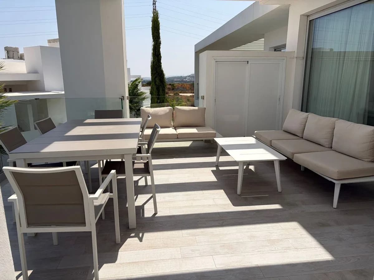 2 Bedroom Middle Floor Apartment for Sale in Casares, Málaga - Image 2
