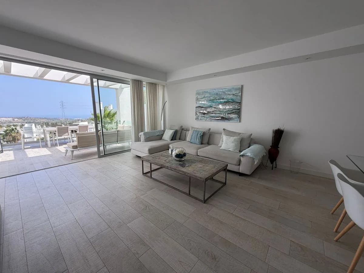 2 Bedroom Middle Floor Apartment for Sale in Casares, Málaga - Image 4
