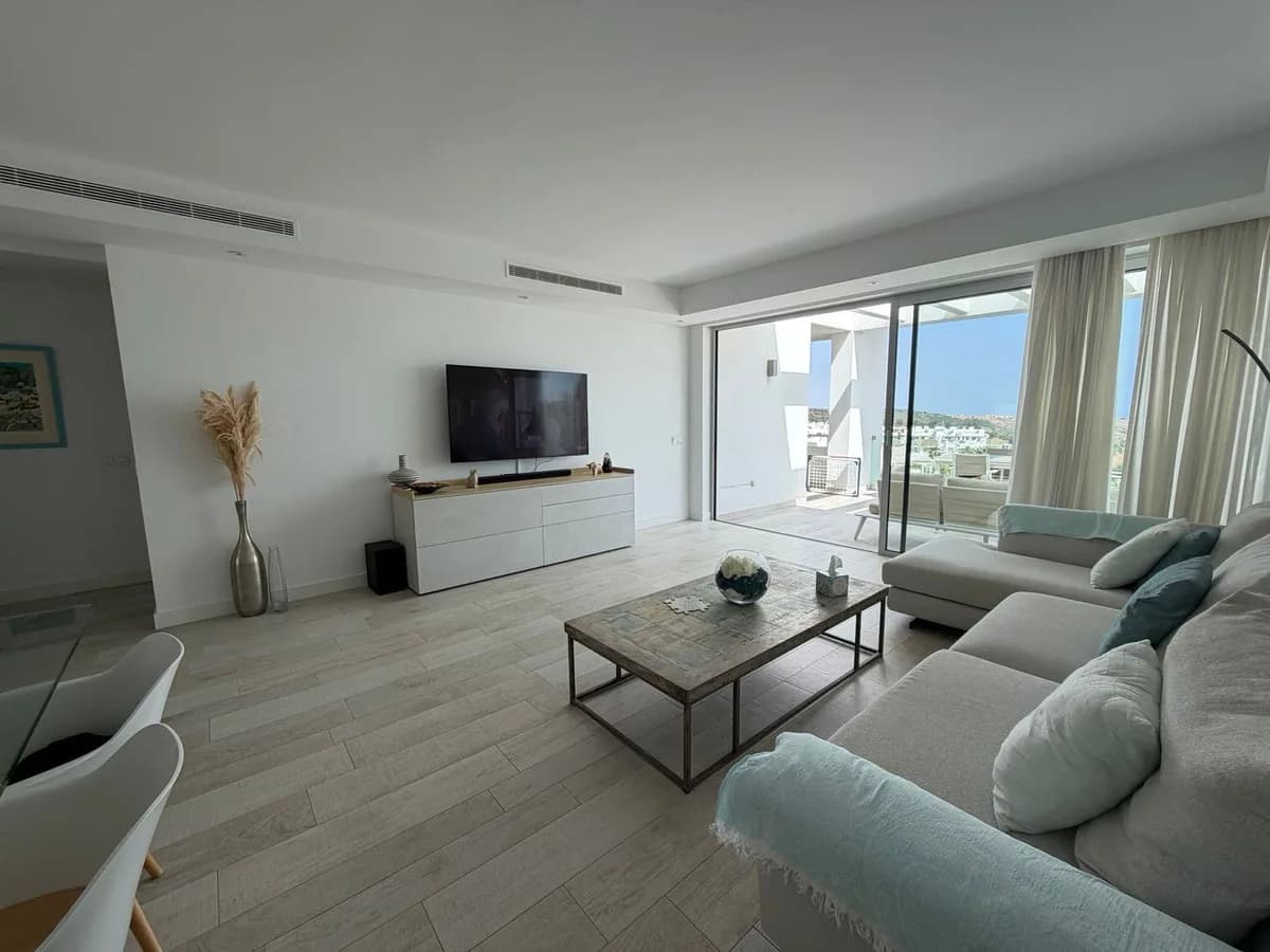 2 Bedroom Middle Floor Apartment for Sale in Casares, Málaga - Image 5
