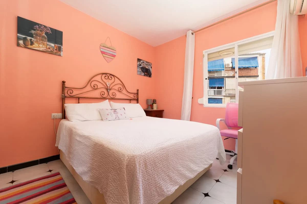 2 Bedroom Middle Floor Apartment for Sale in Fuengirola, Málaga - Image 2