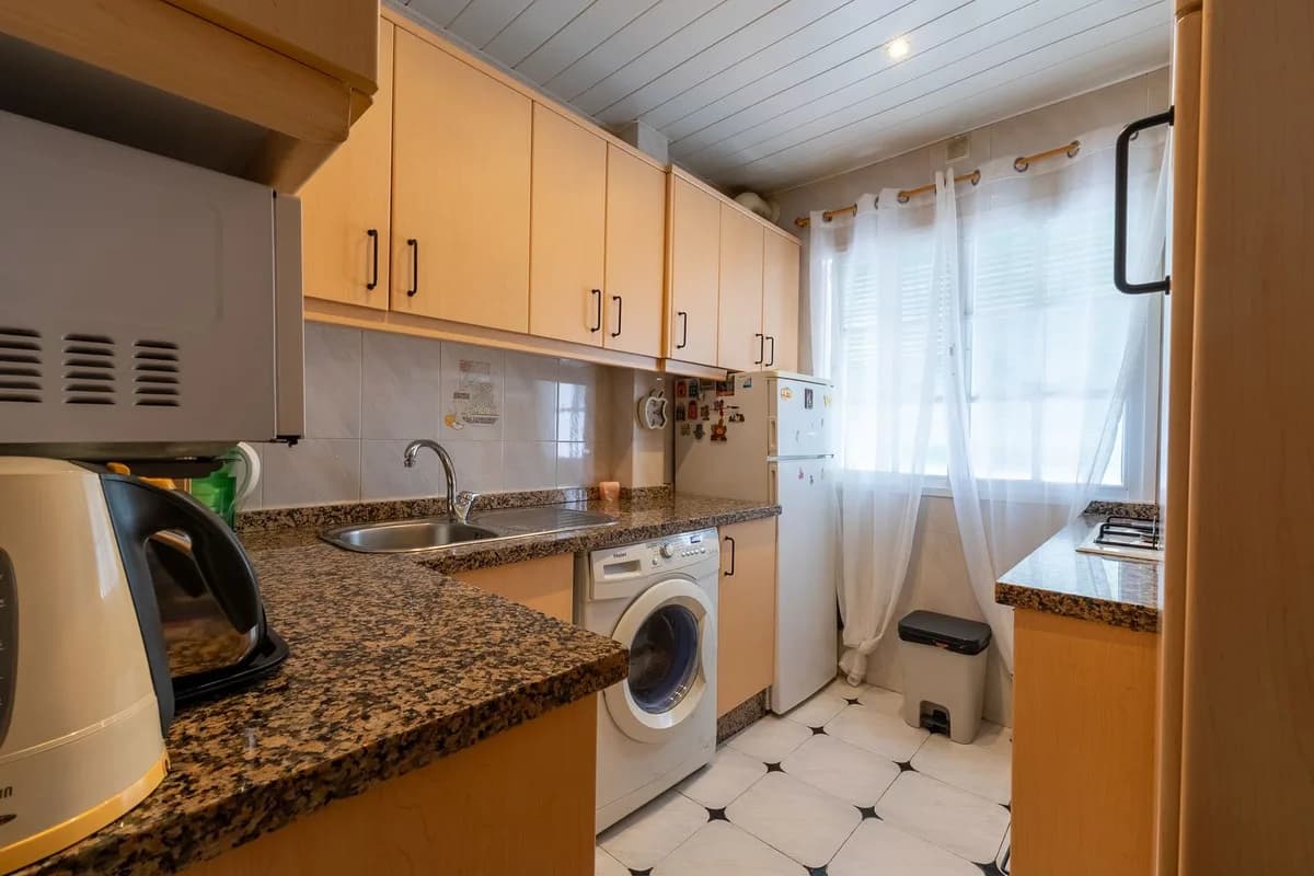 2 Bedroom Middle Floor Apartment for Sale in Fuengirola, Málaga - Image 3