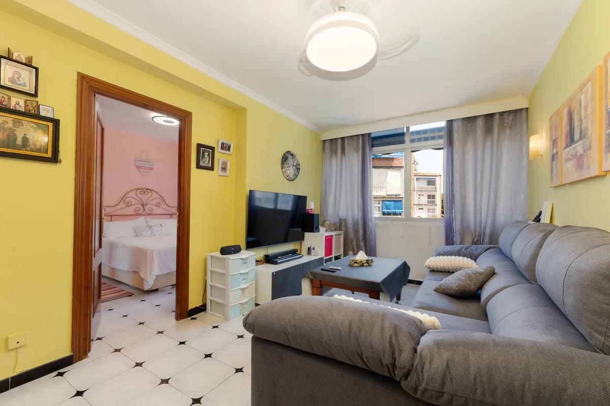 2 Bedroom Middle Floor Apartment for Sale in Fuengirola, Málaga - Image 6