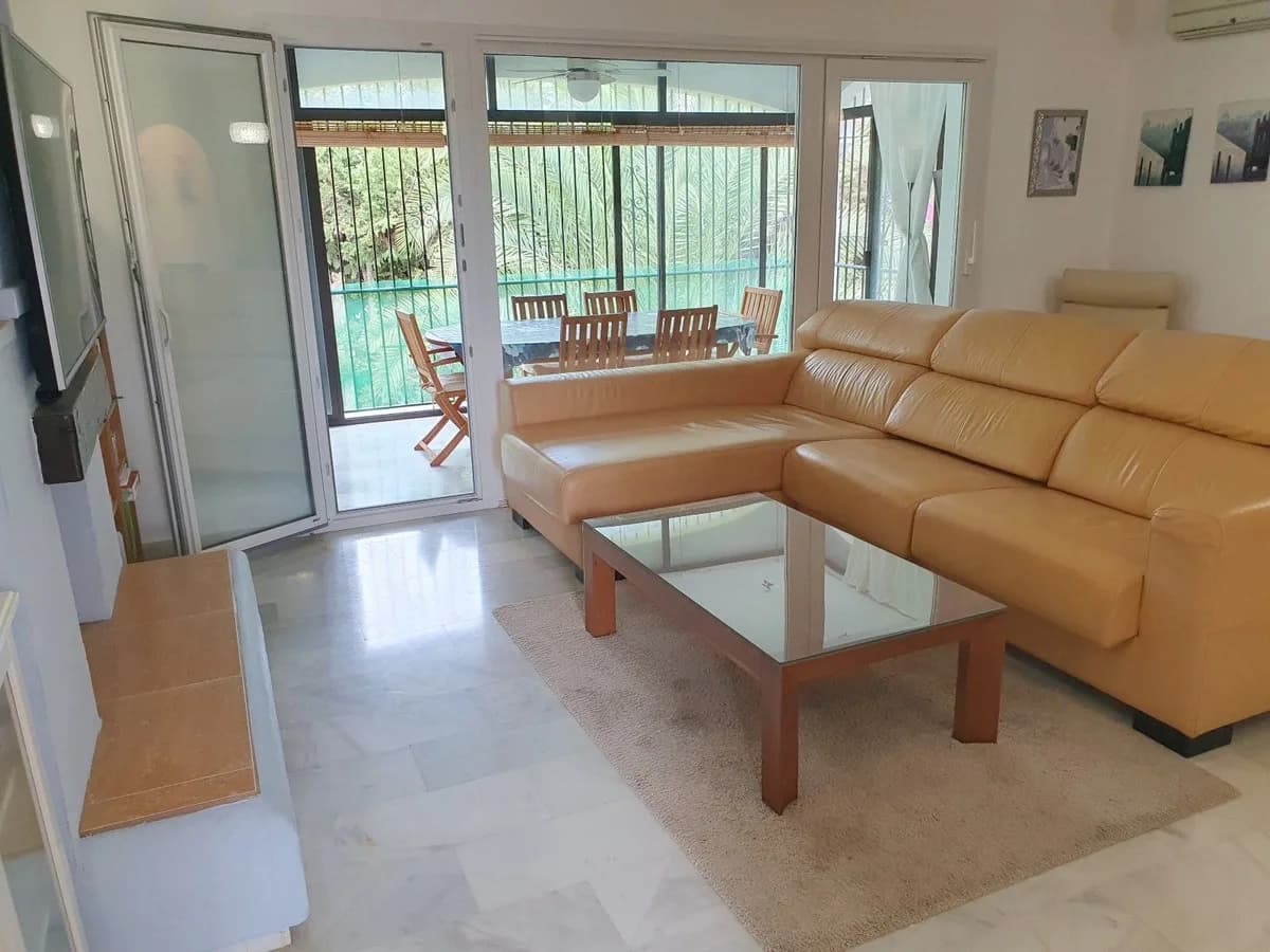 2 Bedroom Top Floor Apartment for Sale in El Paraiso, Málaga - Image 3