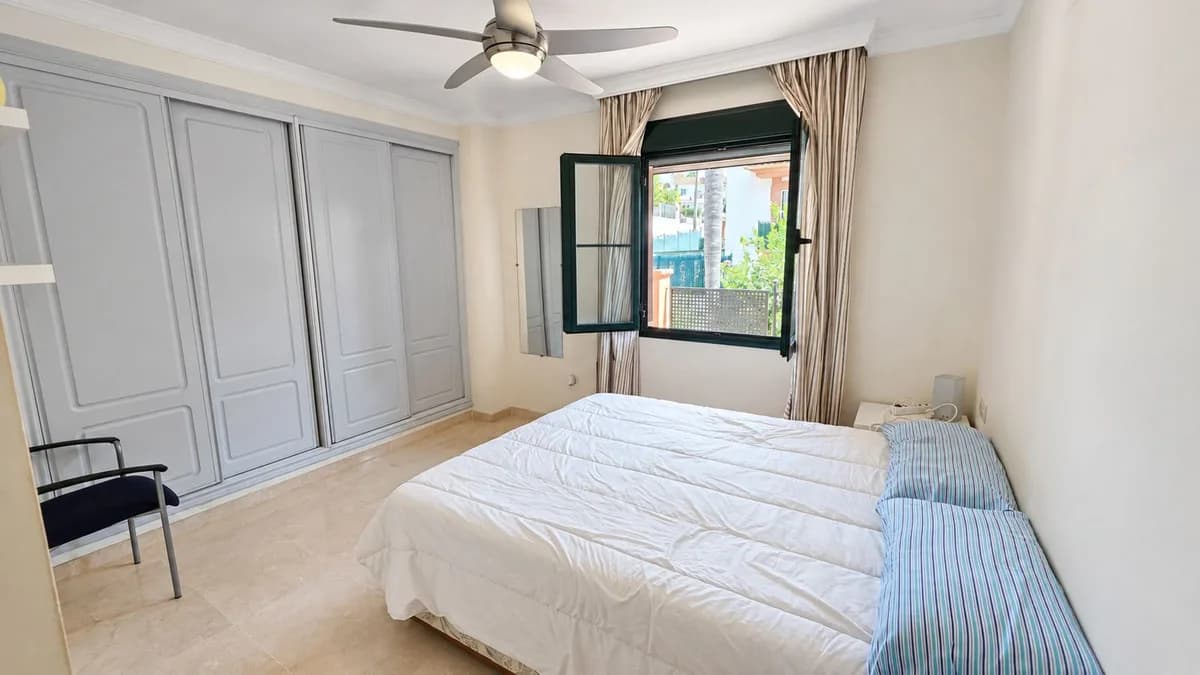 3 Bedroom Middle Floor Apartment for Sale in Estepona, Málaga - Image 2