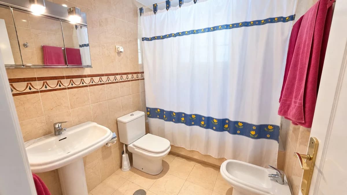 3 Bedroom Middle Floor Apartment for Sale in Estepona, Málaga - Image 4