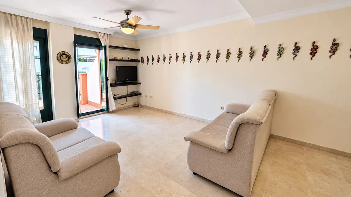 3 Bedroom Middle Floor Apartment for Sale in Estepona, Málaga - Image 5