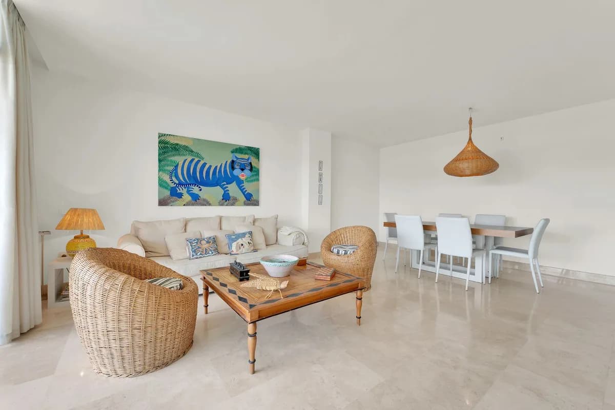 3 Bedroom Middle Floor Apartment for Sale in Manilva, Málaga - Image 2