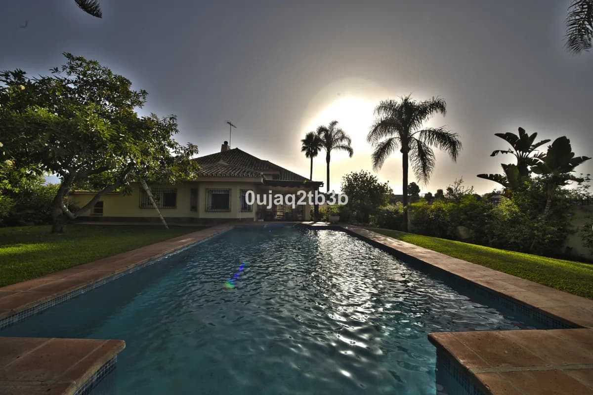 5 Bedroom Detached Villa for Sale in New Golden Mile, Málaga - Image 2