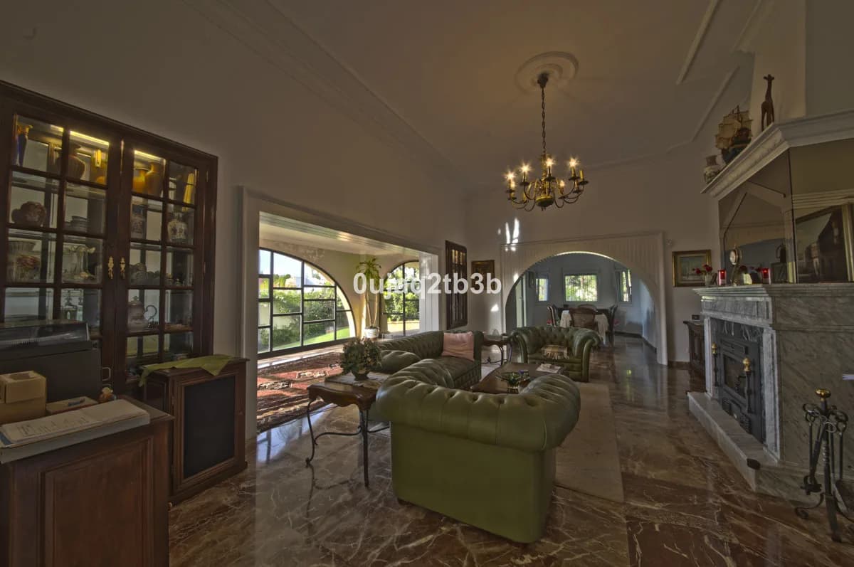 5 Bedroom Detached Villa for Sale in New Golden Mile, Málaga - Image 3