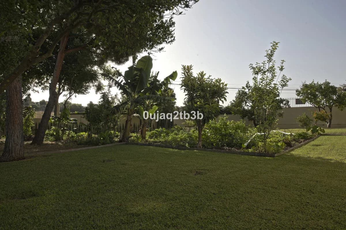 5 Bedroom Detached Villa for Sale in New Golden Mile, Málaga - Image 8