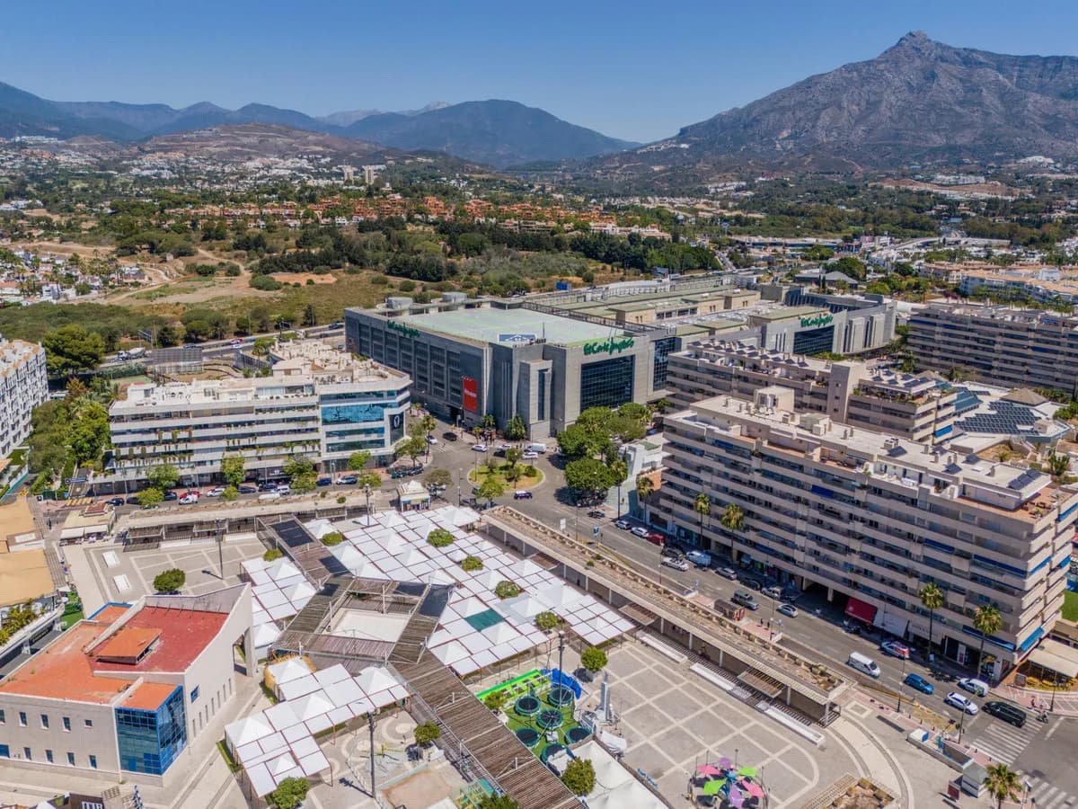 2 Bedroom Middle Floor Apartment for Sale in Puerto Banús, Málaga