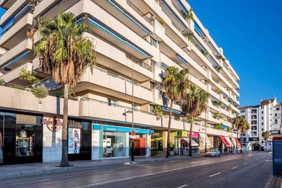 2 Bedroom Middle Floor Apartment for Sale in Puerto Banús, Málaga - Image 2