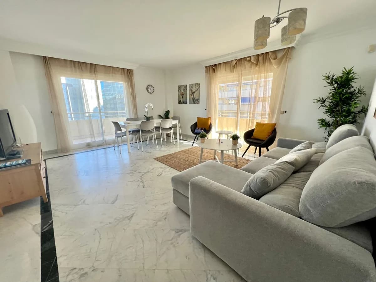 2 Bedroom Middle Floor Apartment for Sale in Puerto Banús, Málaga - Image 3