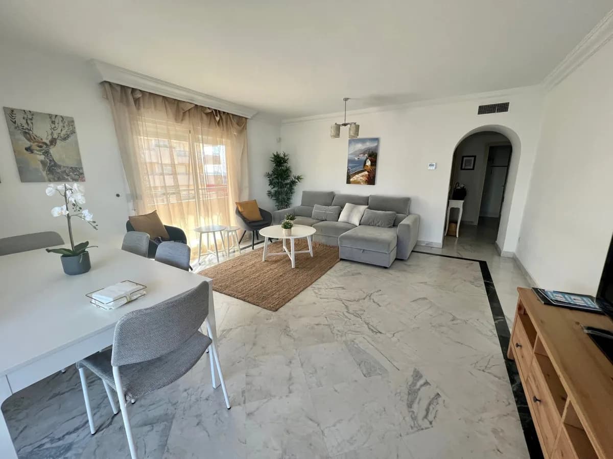 2 Bedroom Middle Floor Apartment for Sale in Puerto Banús, Málaga - Image 4