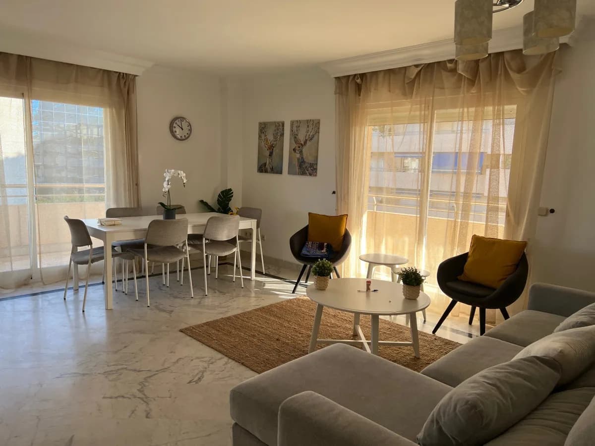 2 Bedroom Middle Floor Apartment for Sale in Puerto Banús, Málaga - Image 5