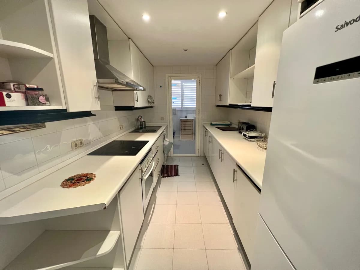 2 Bedroom Middle Floor Apartment for Sale in Puerto Banús, Málaga - Image 7