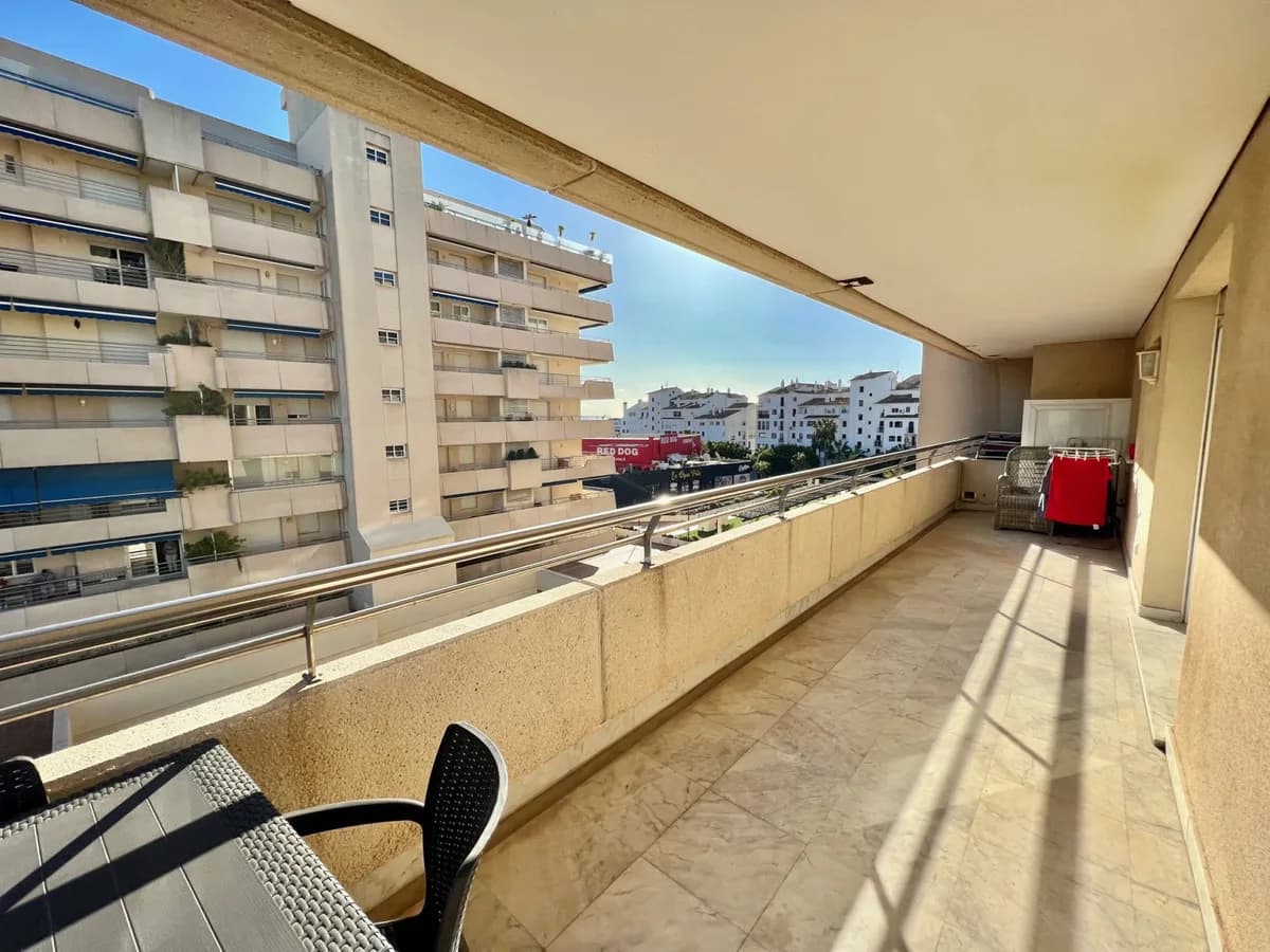 2 Bedroom Middle Floor Apartment for Sale in Puerto Banús, Málaga - Image 8