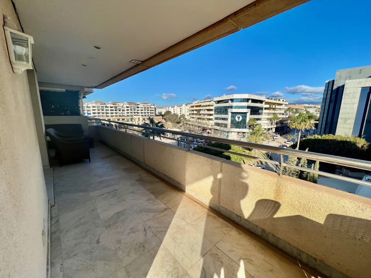 2 Bedroom Middle Floor Apartment for Sale in Puerto Banús, Málaga - Image 9