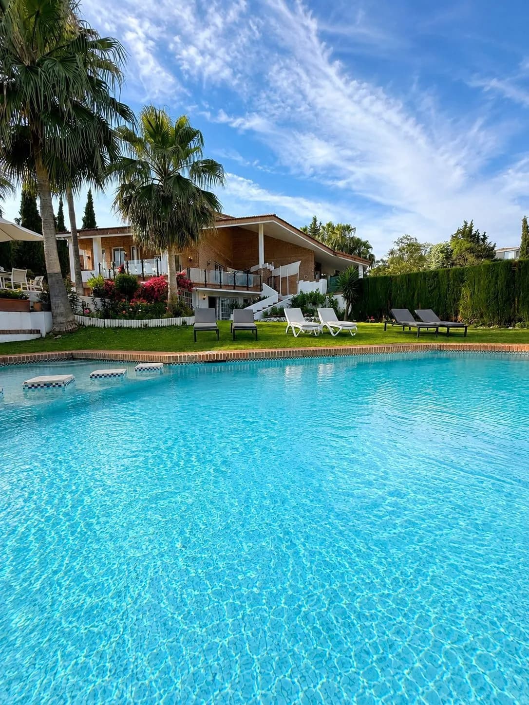 8 Bedroom Detached Villa for Sale in El Paraiso, Málaga - Image 5