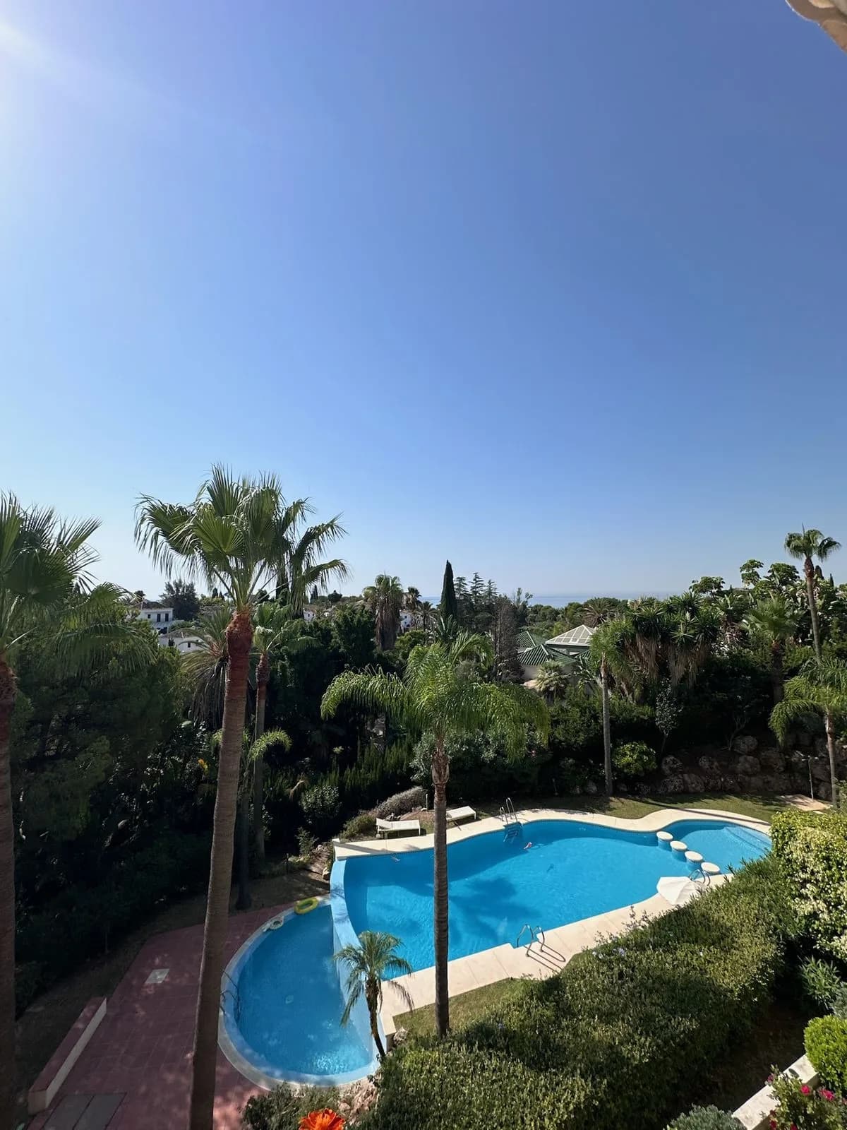 4 Bedroom Middle Floor Apartment for Sale in The Golden Mile, Málaga - Image 3