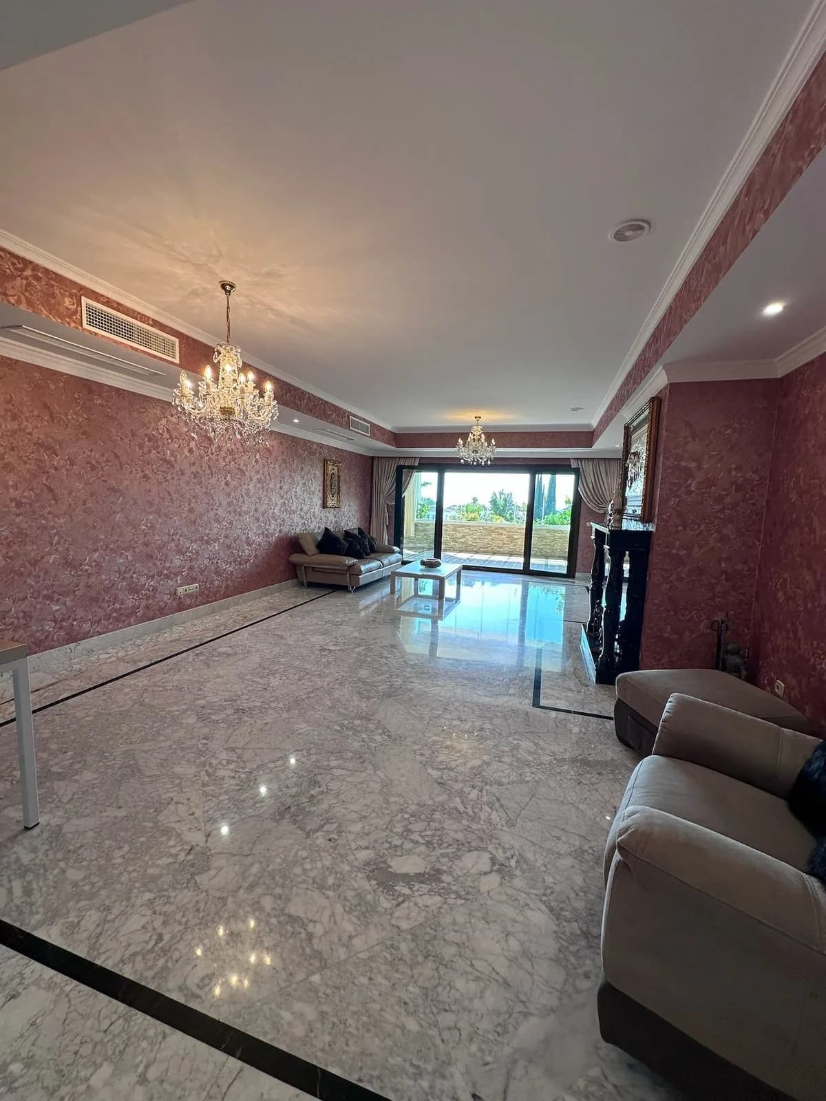 4 Bedroom Middle Floor Apartment for Sale in The Golden Mile, Málaga - Image 5