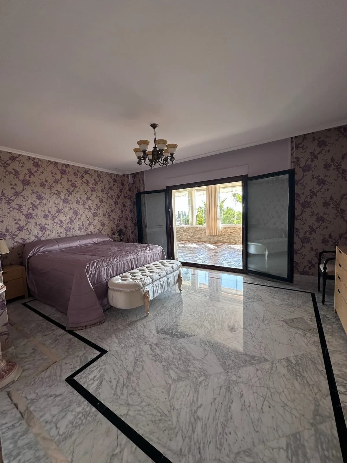 4 Bedroom Middle Floor Apartment for Sale in The Golden Mile, Málaga - Image 9