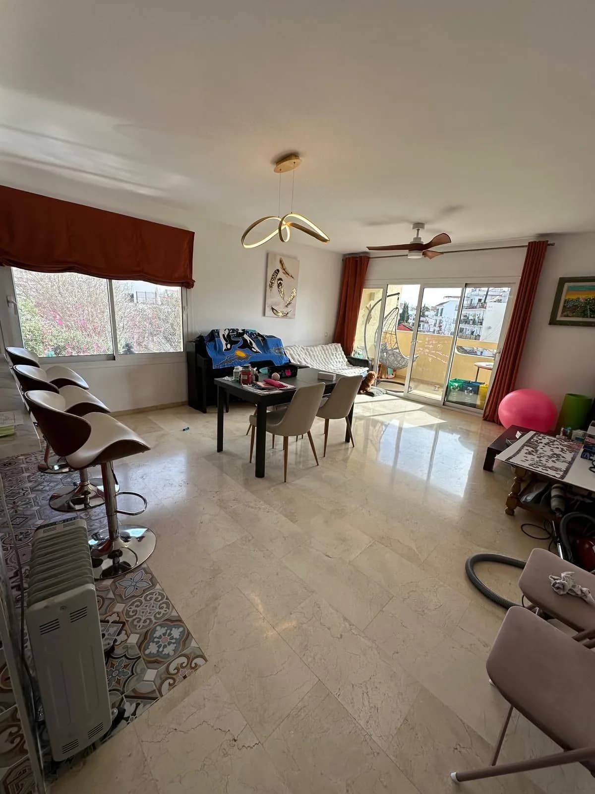 3 Bedroom Middle Floor Apartment for Sale in Marbella, Málaga - Image 4