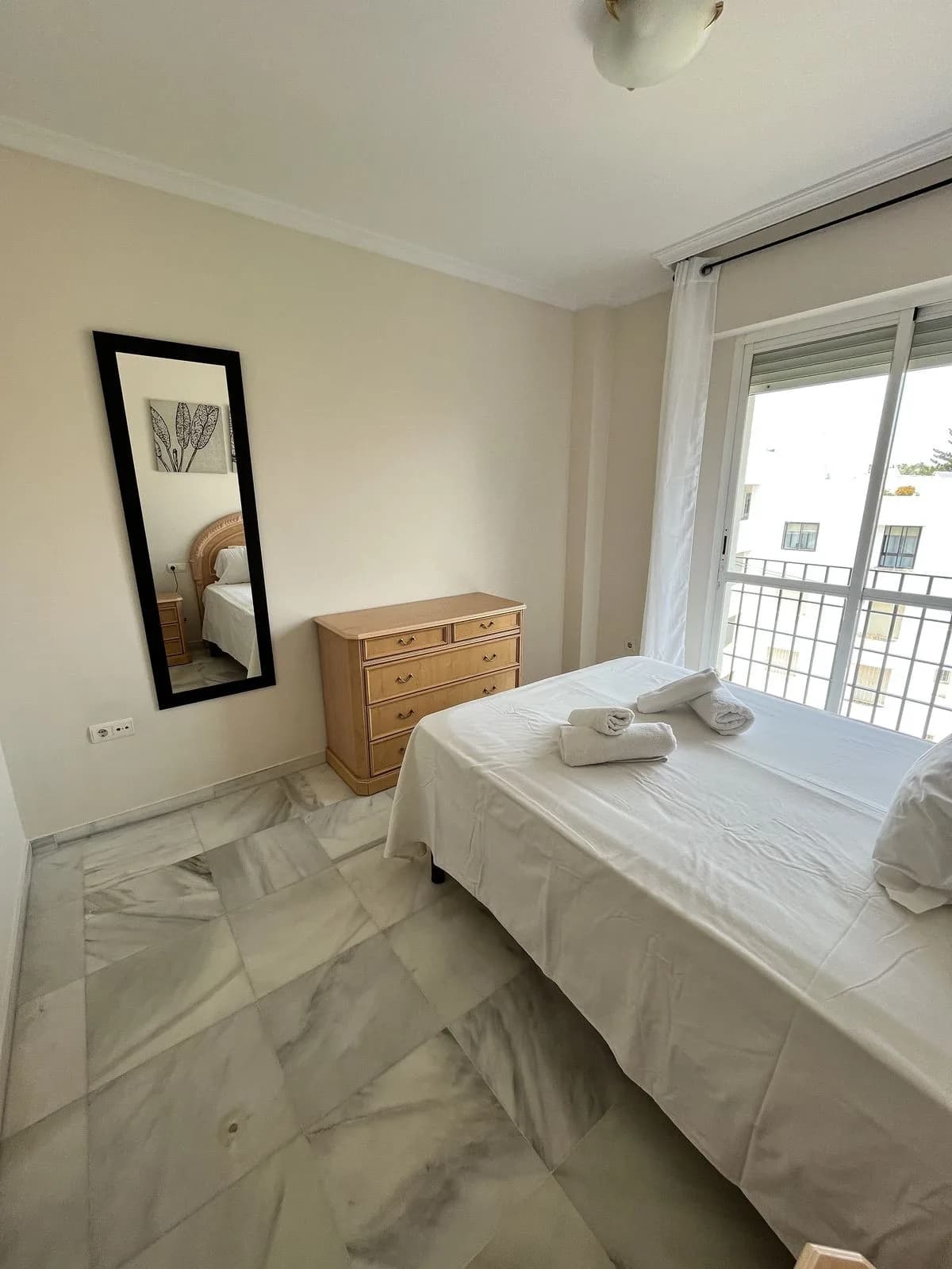 1 Bedroom Middle Floor Apartment for Sale in Nueva Andalucía, Málaga - Image 8