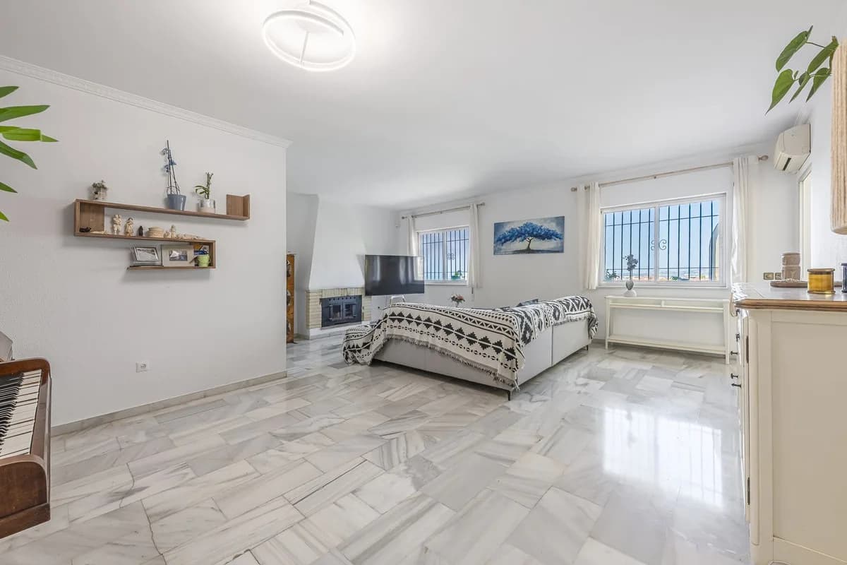 3 Bedroom Detached Villa for Sale in Fuengirola, Málaga - Image 4