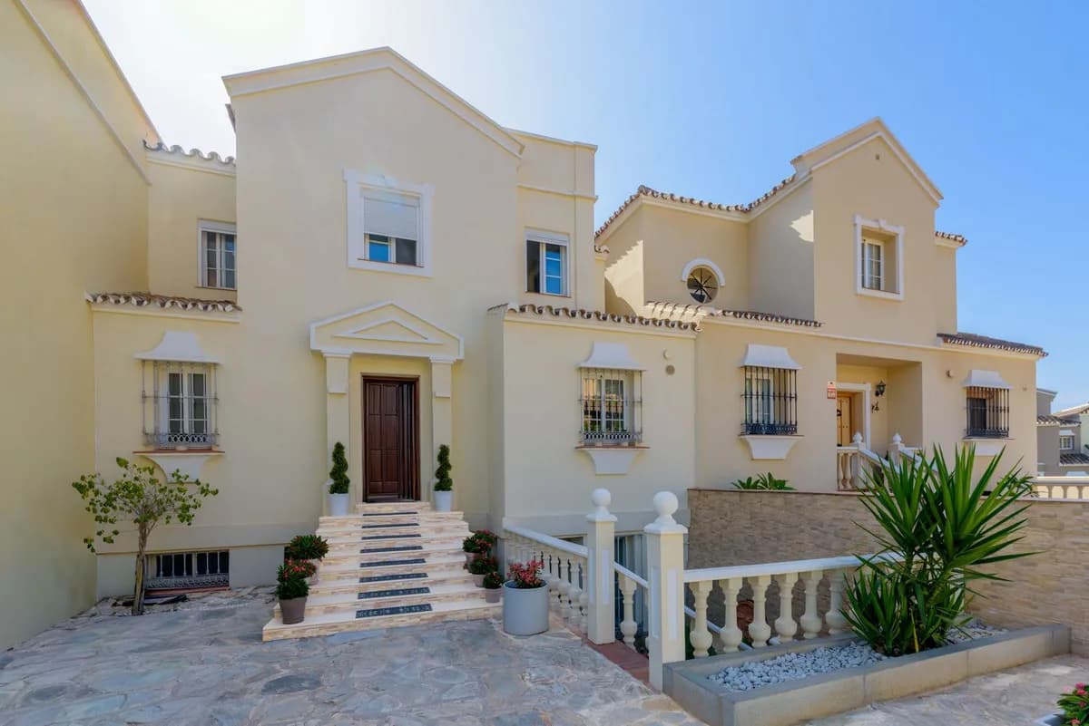 5 Bedroom Townhouse for Sale in Estepona, Málaga