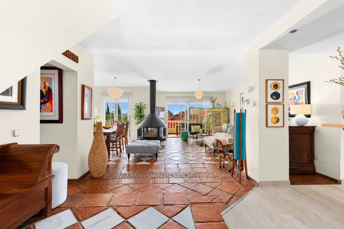 5 Bedroom Townhouse for Sale in Estepona, Málaga - Image 3