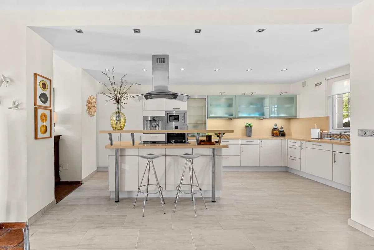 5 Bedroom Townhouse for Sale in Estepona, Málaga - Image 5
