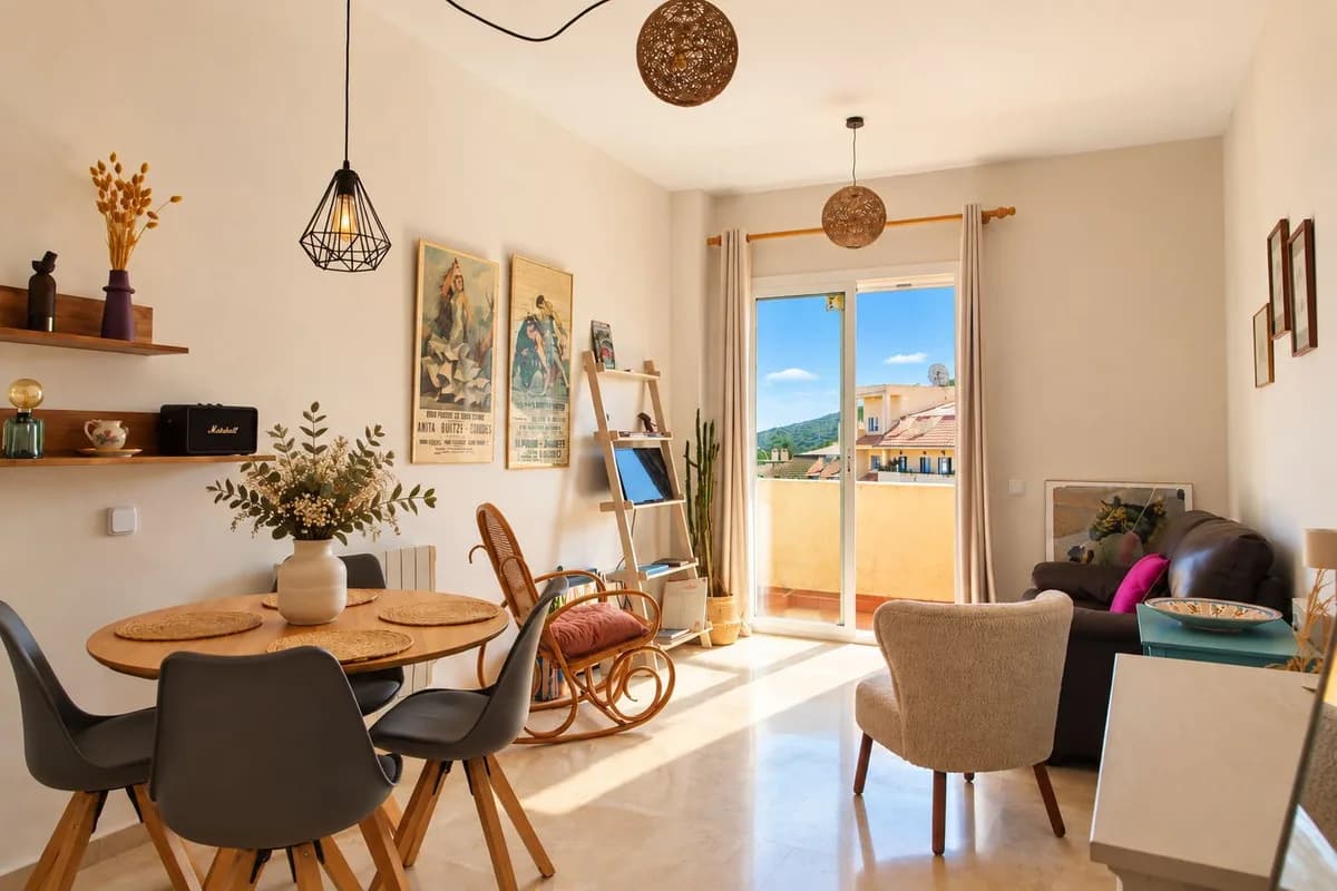 2 Bedroom Middle Floor Apartment for Sale in Manilva, Málaga - Image 2