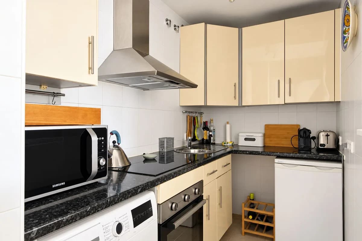2 Bedroom Middle Floor Apartment for Sale in Manilva, Málaga - Image 3