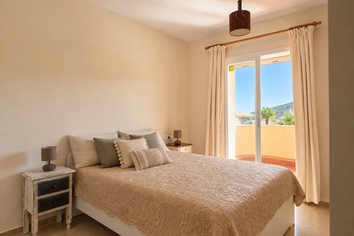 2 Bedroom Middle Floor Apartment for Sale in Manilva, Málaga - Image 7