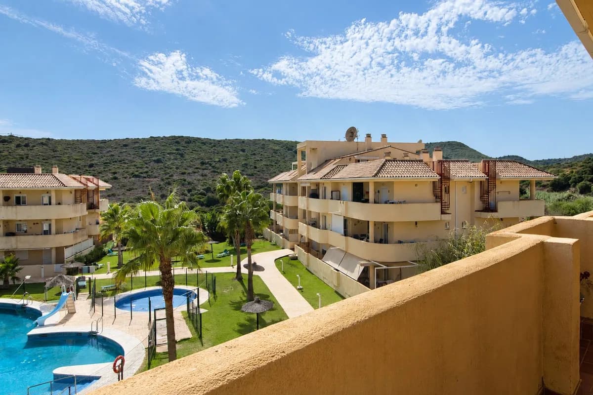 2 Bedroom Middle Floor Apartment for Sale in Manilva, Málaga - Image 8