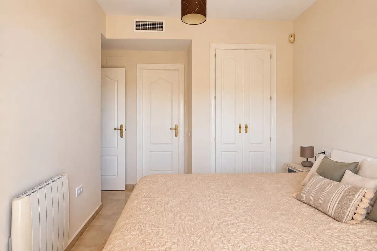 2 Bedroom Middle Floor Apartment for Sale in Manilva, Málaga - Image 9