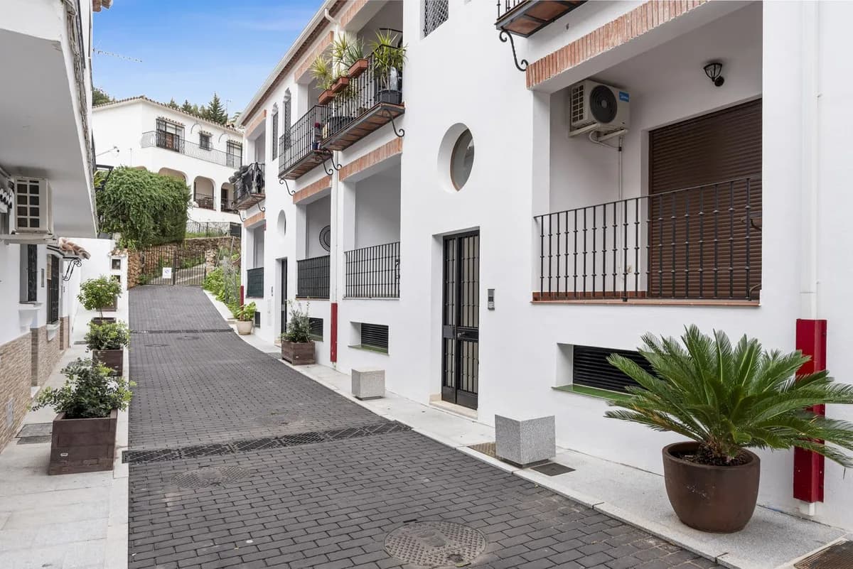 2 Bedroom Ground Floor Apartment for Sale in Benahavís, Málaga
