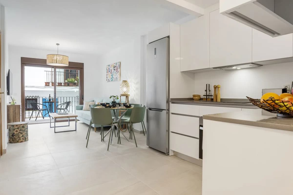 2 Bedroom Ground Floor Apartment for Sale in Benahavís, Málaga - Image 2