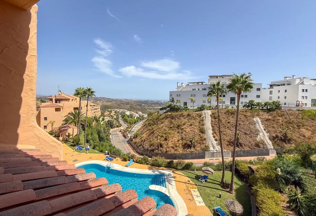 2 Bedroom Middle Floor Apartment for Sale in La Cala de Mijas, Málaga - Image 3