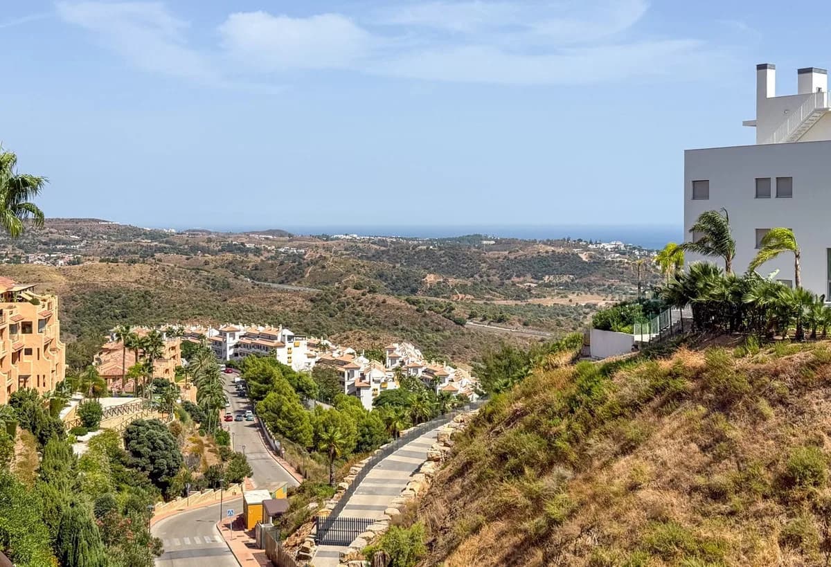 2 Bedroom Middle Floor Apartment for Sale in La Cala de Mijas, Málaga - Image 4
